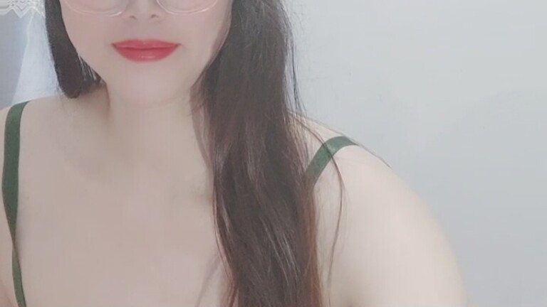 EmmieBee's Streamate show and profile