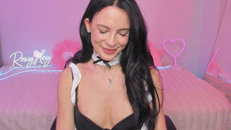 RoxyHey's Streamate show and profile